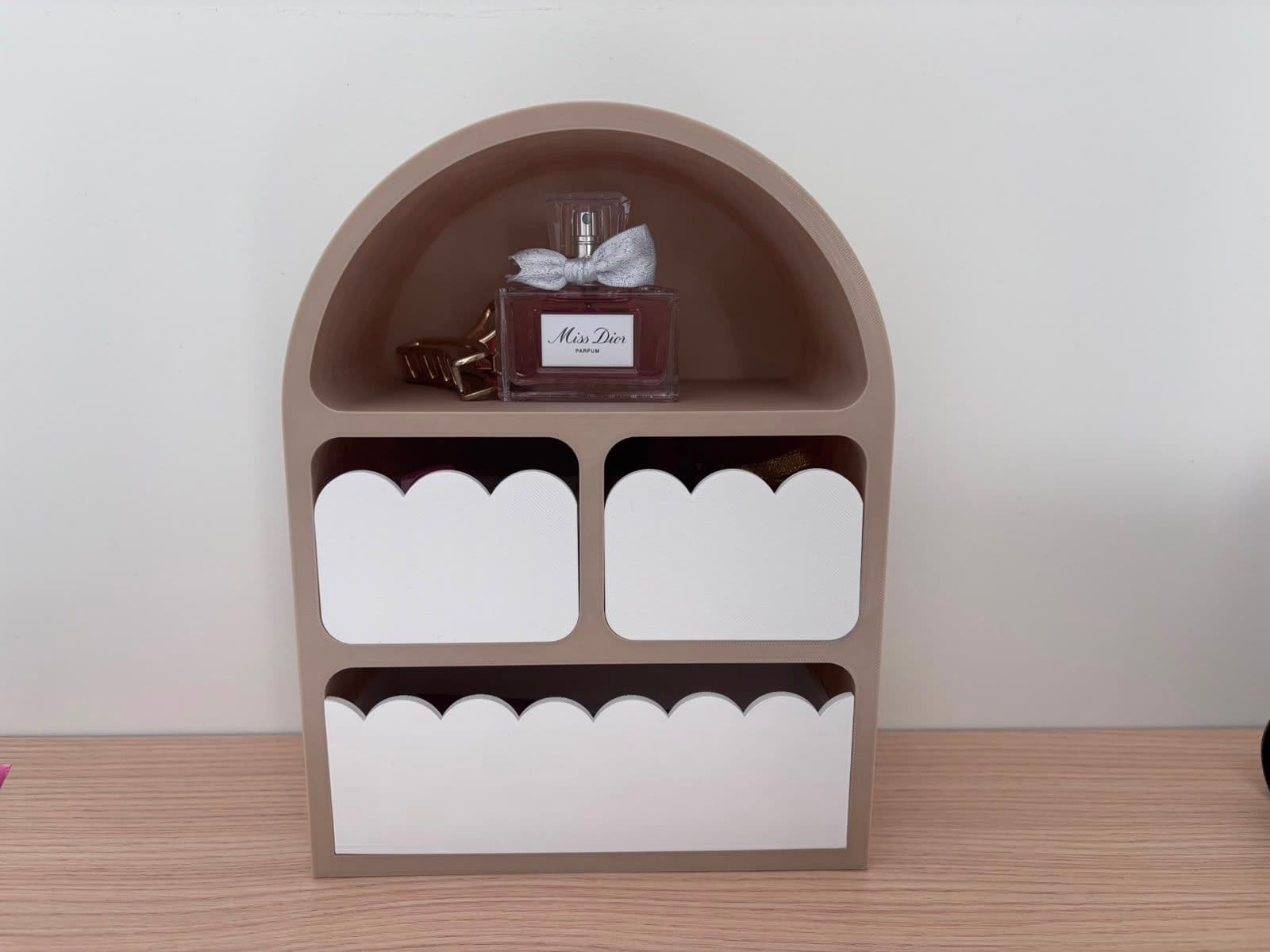 Wavy Makeup & Perfume Shelf Organizer — 1
