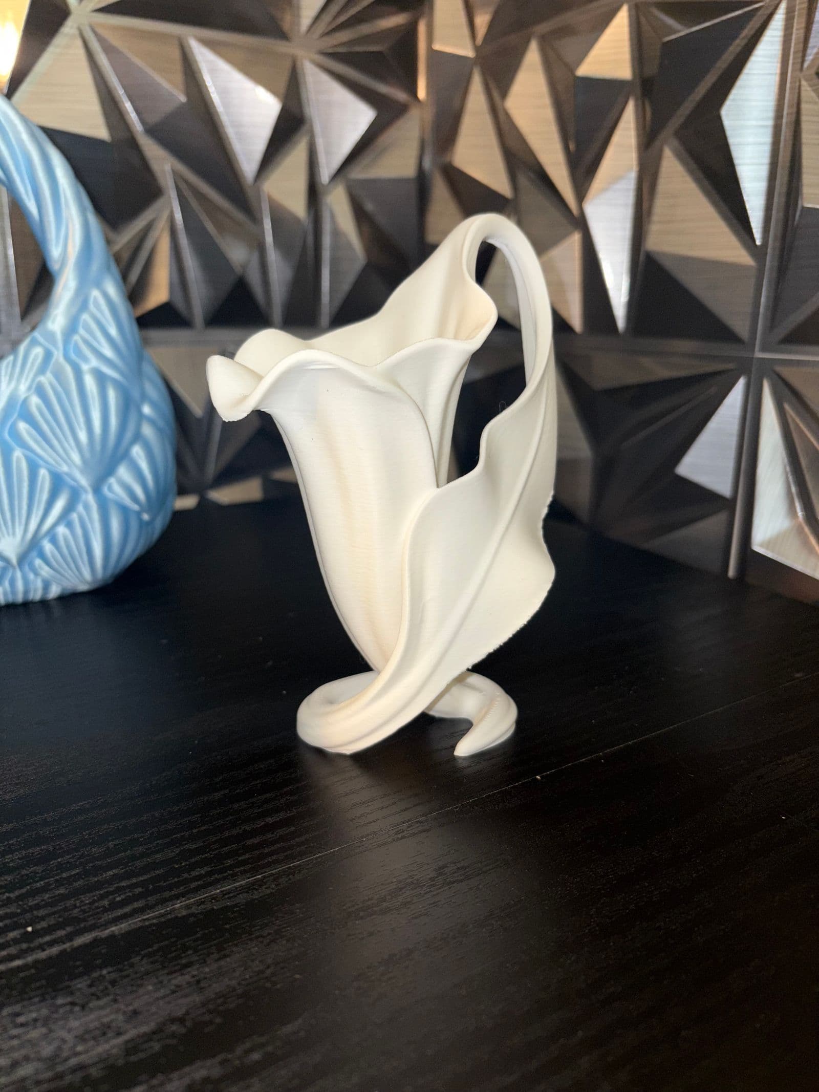 Elegant Calla Lily Sculpture Vase — 2
