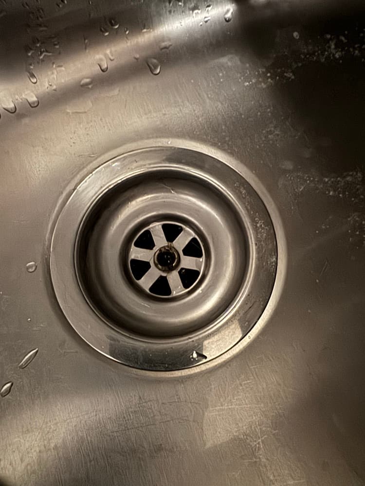 Round swirl sink drain with catcher — 3